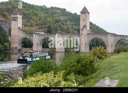 Cahors, Frankreich - 15 September, 2018: Die mittelalterliche Pont Valentre über den Fluss Lot, Cahors, Lot, Frankreich Stockfoto