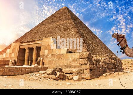 Die Tempelanlage von Gizeh und den Pyramiden von Cheops, Ägypten. Stockfoto