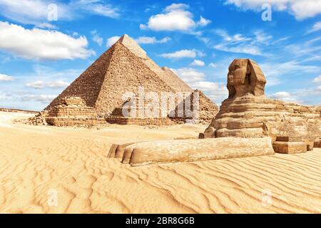 Blick auf die Große Sphinx und die Pyramiden in Gizeh. Stockfoto