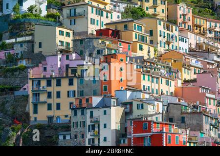 Blick auf Meer und typische bunte Häuser auf dem Hügel in kleinen Dorf, Riviera di Levante, Cinque Terre, Italien