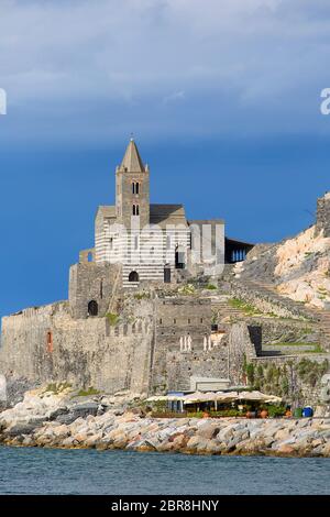 Mittelalterliche Kirche von St. Peter, Blick vom Meer, Portovenere, Cinque Terre; Italien Stockfoto