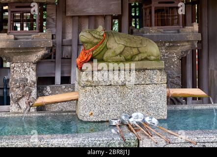 Wasserwaschung Pavillon (temizuya) mit der Statue des Ochsen, der Tier Bote (otsukai) des Gottes Tenjin (Sugawara Michizane), am Kitano Tenmangu Schrein Stockfoto