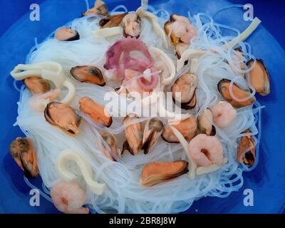 Meeresfrüchte-Platte mit Muscheln, Garnelen, Tintenfisch und Krake. Reisnudeln Stockfoto