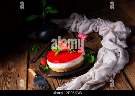 Leckere Sahne quark Torte mit Erdbeeren Stockfoto