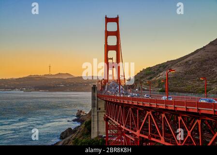 Beim Sonnenuntergang an der Golden Gate Bridge in San Francisco, Kalifornien Stockfoto