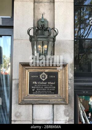 Plakette vor dem Culver Hotel in Culver City, CA, die bescheinigt, dass das 1924 erbaute Hotel in das National Register of Historic Place eingetragen wurde Stockfoto