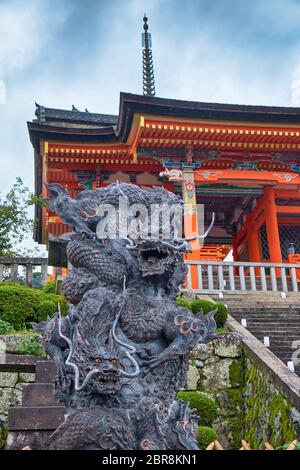 Die Statue des blauen Drachen oder Seiryuu vor dem Westtor des Kiyomizu-dera Temple. Seiryuu wird als Inkarnation von Kannon und dem Wächter geehrt Stockfoto