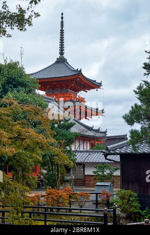 Die Ansicht von Sanju-no-to (dreistöckige Pagode) zwischen den Gebäuden des Kiyomizu-dera (Otowa-san) Tempelkomplexes. Kyoto. Japan Stockfoto