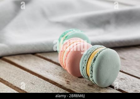 Hausgemachte frische bunte Französisch Macarons Kuchen, auf natürlichen Beton Holzhintergrund. Food Konzept mit Kopierraum. Horizontales Bild Stockfoto