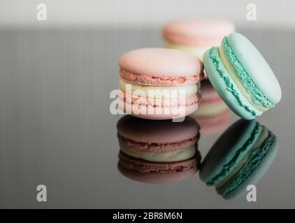 Hausgemachte frische bunte Französisch Macarons Kuchen, auf natürlichen Beton Holzhintergrund. Food Konzept mit Kopierraum. Horizontales Bild Stockfoto