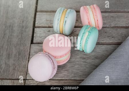 Hausgemachte frische bunte Französisch Macarons Kuchen, auf natürlichen Beton Holzhintergrund. Food Konzept mit Kopierraum. Horizontales Bild Stockfoto