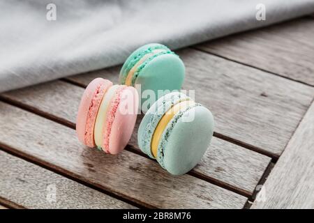 Hausgemachte frische bunte Französisch Macarons Kuchen, auf natürlichen Beton Holzhintergrund. Food Konzept mit Kopierraum. Horizontales Bild Stockfoto