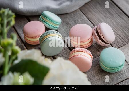 Hausgemachte frische bunte Französisch Macarons Kuchen, auf natürlichen Beton Holzhintergrund. Food Konzept mit Kopierraum. Horizontales Bild Stockfoto