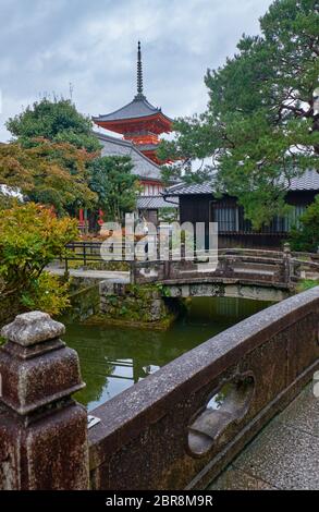 Der Blick auf Sanju-no-to-three-storied Pagode über den Wasserlauf mit alten Steinbrücken in Kiyomizu-dera Tempelkomplex. Kyoto. Japan Stockfoto