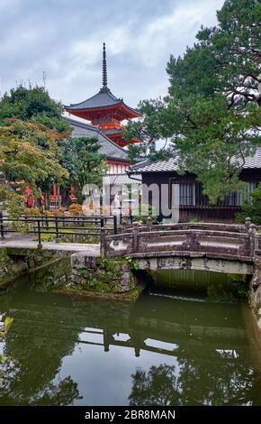 Der Blick auf Sanju-no-to-three-storied Pagode über den Wasserlauf mit alten Steinbrücken in Kiyomizu-dera Tempelkomplex. Kyoto. Japan Stockfoto