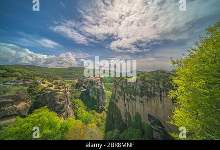 Panoramablick auf das herrlich gelegen auf einem Felsen das Kloster Varlaam, Meteora, Griechenland Stockfoto