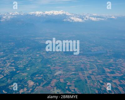 Luftaufnahme der Provinz Turin im Piemont in der Nähe des Flughafens Caselle mit Alpen im Hintergrund Stockfoto