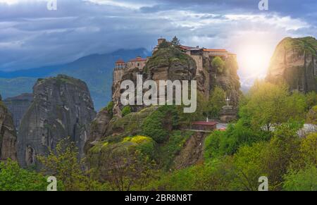 Panoramablick auf das herrlich gelegen auf einem Felsen das Kloster Varlaam, Meteora, Griechenland Stockfoto