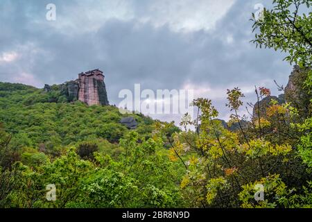 Blick auf die erstaunlich entfernt Kloster der Heiligen Dreifaltigkeit, Meteora Tal, Griechenland Stockfoto