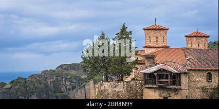 Panoramablick auf das herrlich gelegen auf einem Felsen Kloster tolles Wort meteoron in Meteora, Griechenland Stockfoto