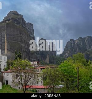 Panoramablick auf die beeindruckenden Felsformationen und Landschaft als in der kleinen Siedlung in Kastraki Meteora in der Abenddämmerung gesehen, Trikala, Griechenland Stockfoto