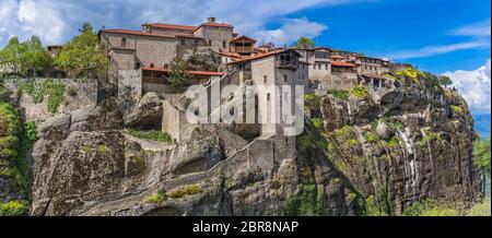 Panorama der atemberaubend gelegen auf einem Felsen Kloster tolles Wort meteoron in Meteora, Griechenland Stockfoto