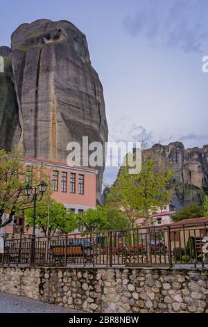 Blick auf die beeindruckenden Felsformationen und Landschaft als in der kleinen Siedlung in Kastraki Meteora gesehen, Trikala, Griechenland Stockfoto