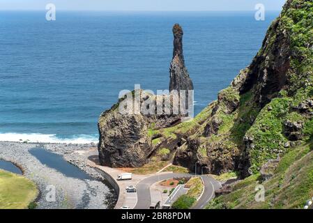 Felsformation Ilheus da Rib bei Ribeira da Janela an der Nordküste von Madeira, Portugal. Stockfoto