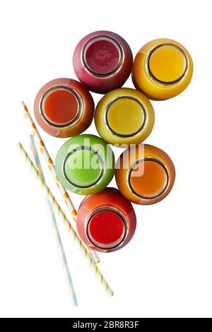 Mehrere isolierte Gläser ohne Kappen mit unterschiedlichen Farben von blended Säfte gefüllt auf weiße Oberfläche Stockfoto