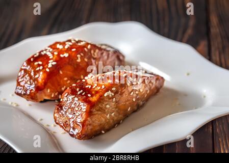 Zwei Stücke von teriyaki Lachs garniert mit Sesam Stockfoto