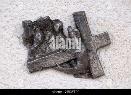 Der Kreuzweg von Maria Munz-Natterer in der Erscheinung des Herrn Blumenau Kirche in München, Deutschland Stockfoto