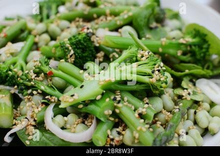 Broccolini, Bohnen und Bohnen in einem frischen Salat, gekleidet mit Öl und Sesam und nigellasamen Stockfoto