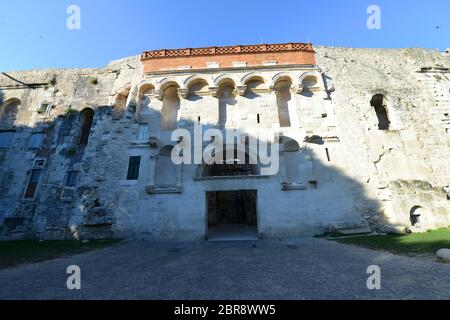 Das Goldene Tor ist ein römischer Steineingang aus dem 4. Jahrhundert zum Diokletianpalast in Split, Kroatien. Es ist mit Bögen und verzierten Statuen dekoriert. Stockfoto