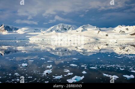 Gletscher und Eisberge und Eisschollen an einem ruhigen Morgen im Neko Harbour, Antarktis Stockfoto