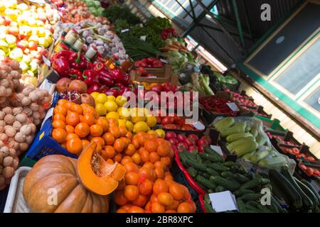 Kürbis und Apelsine und anderes Gemüse im Verkauf im Freien Bauernmarkt Stockfoto