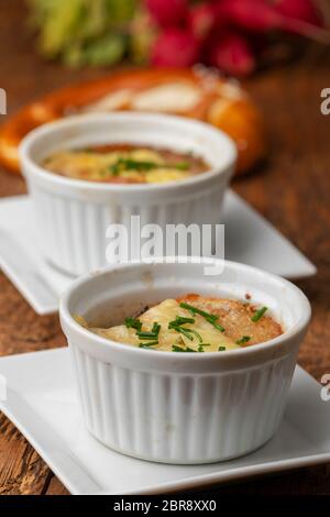 Französische Zwiebelsuppe auf Holz Stockfoto