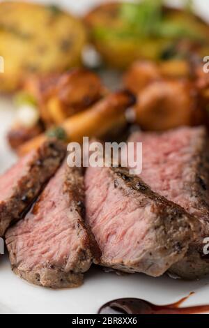 Steak Slices mit Pfifferlingen Stockfoto