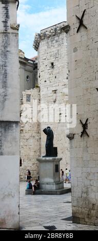 Statue von Marko Marulić auf dem Obstplatz im Diokletianpalast in Split, Kroatien. Stockfoto