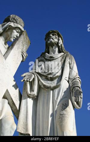 2. Kreuzweg, Jesus ist sein Kreuz gegeben. Stockfoto