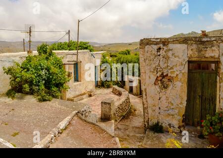 Alte verlassene Stadt. Gasse im alten griechischen Dorf. Traditionelles Gebäude. Zerstörten Haus. Insel Kreta, Griechenland Stockfoto