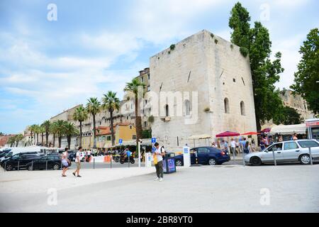 Das schöne Gebäude an der Küste in Split, Kroatien. Stockfoto