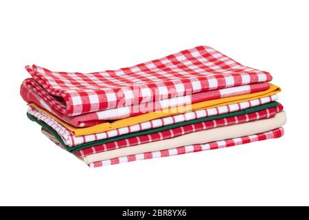 Küchentücher isoliert. Nahaufnahme eines Stapels von Rot Weiß Kariert und gestreift Tischdecken oder Servietten auf einem weißen Hintergrund. Makro. Stockfoto