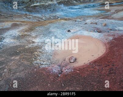 Mehrere kleine Schlammlöcher und die bunte Farbe der Erde in Krysuvik Weiler Stockfoto