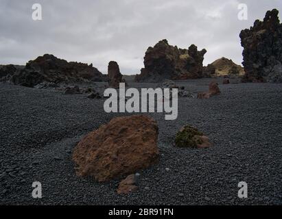 Die bunten Steine und Felsen an djúpalónssandur Strand in Island Stockfoto