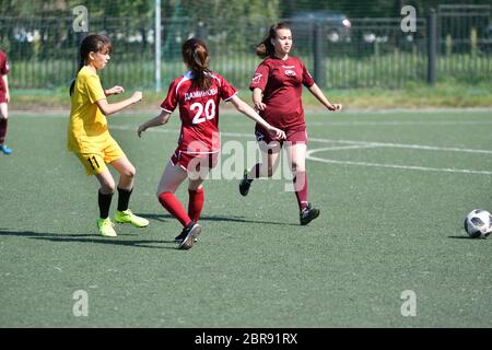 Orenburg, Russland - 12. Juni 2019 Jahr: Mädchen spielen Fußball-Frauenturnier, gewidmet dem Tag der Russischen Föderation Stockfoto