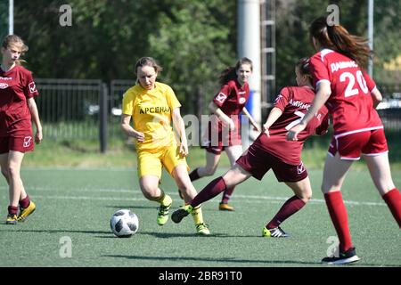 Orenburg, Russland - 12. Juni 2019 Jahr: Mädchen spielen Fußball-Frauenturnier, gewidmet dem Tag der Russischen Föderation Stockfoto