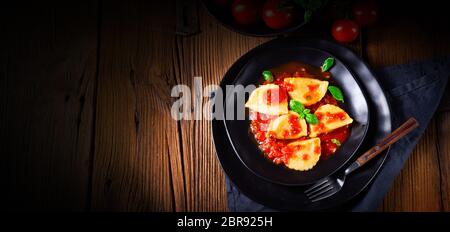 Ravioli alla Genovese mit Basilikumtomatensauce Stockfoto
