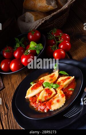 Ravioli alla Genovese mit Basilikumtomatensauce Stockfoto