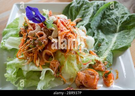 Spicy lachs Salat im thailändischen Stil essen, Foto Stockfoto