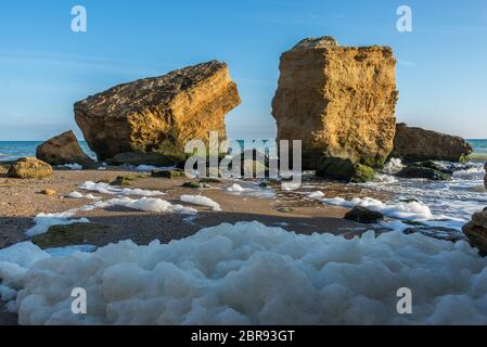 Paar Kalkstein Steine an einem sonnigen Herbsttag, der am Ufer des Meeres in der Nähe des Dorfes Fontanka, Region Odessa, Ukraine Stockfoto